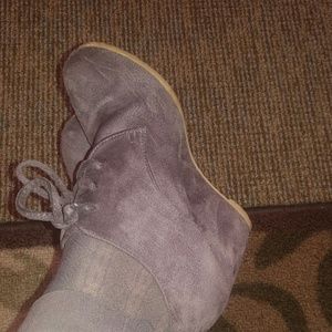 Grey botties